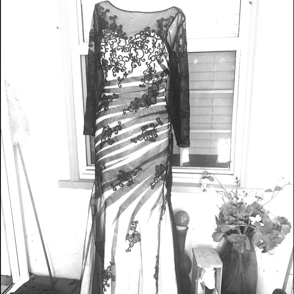 Vintage Black dress, 💯% lace with beige lining.